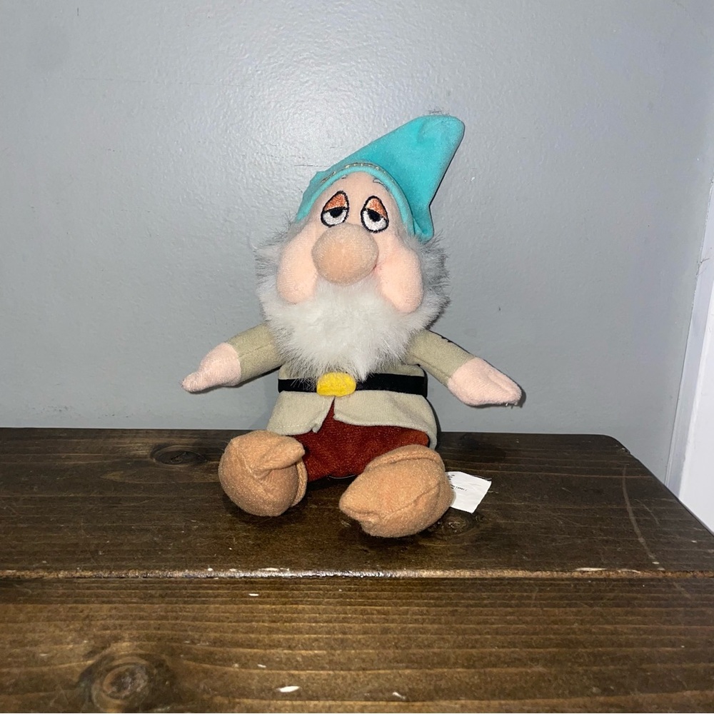 Walt Disney Snow White and the Seven Dwarfs SLEEPY DWARF 8" STUFFED beanie